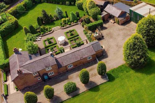 Luxury Barn with Hot Tub SPA Treatments Private Dining — hotel in Tarporley