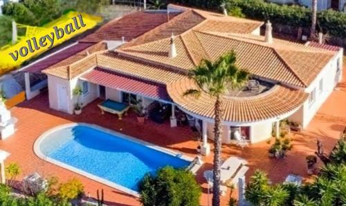 Oceanfront Villa 8 rooms 2 kitchens with pool billiard table and Beach Volleyball Court — 4-Star Luxury Hotel in Carvoeiro, Portugal