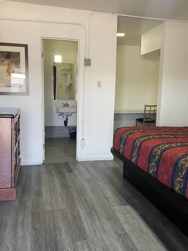Lucky Cuss Motel - photo 6