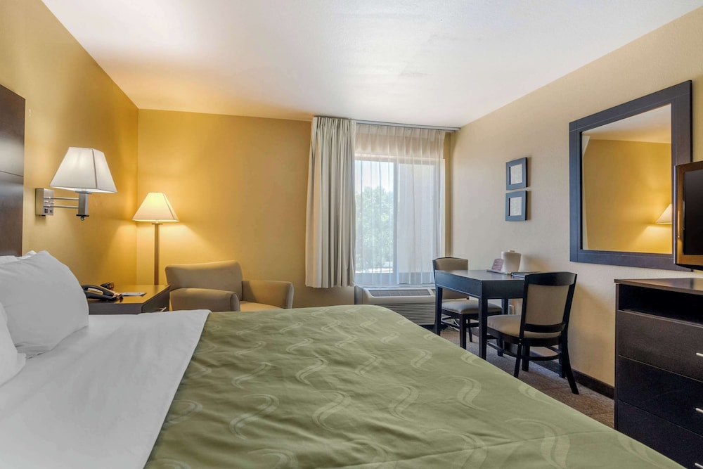 Quality Inn & Suites Lenexa Kansas City - photo 8