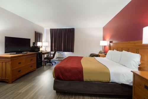 Econo Lodge Inn & Suites Escanaba North - photo 13