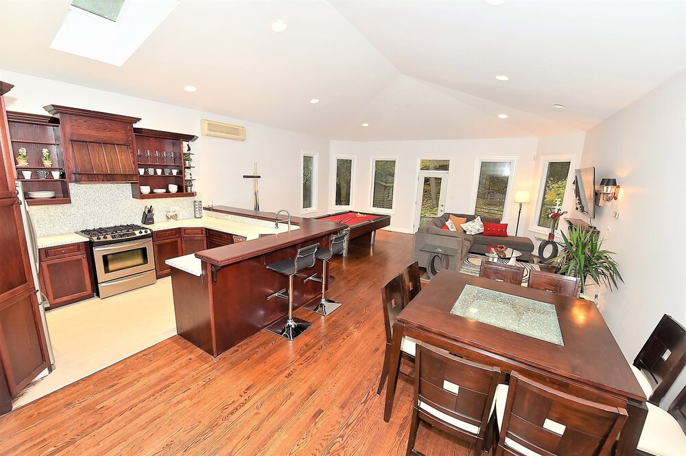 Lavish 4BR House with Ravine Backyard — 4-Star Luxury Hotel in Toronto, Canada