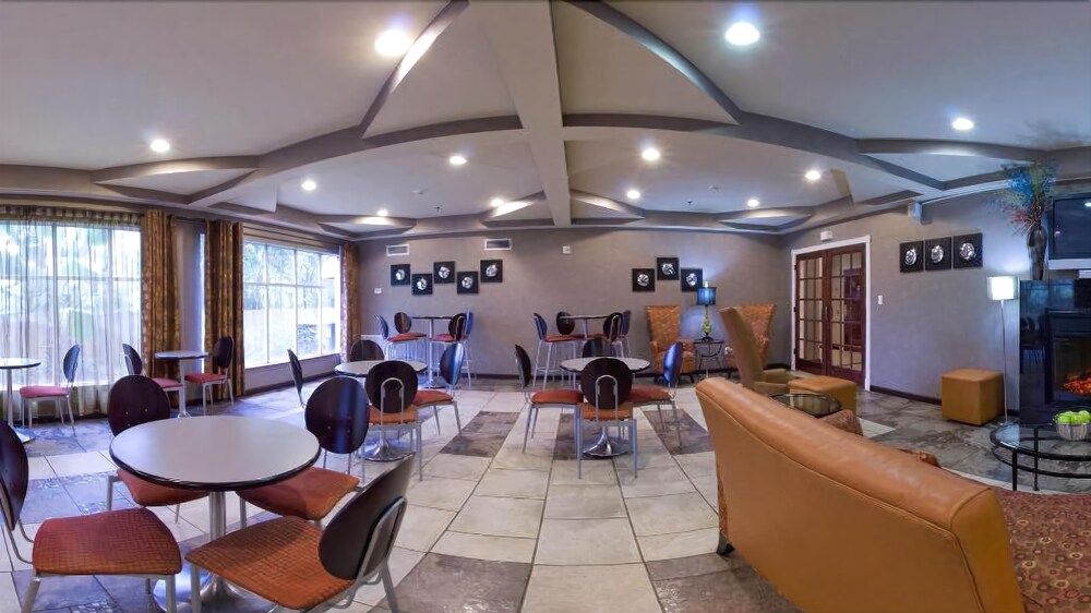 Holiday Inn Express & Suites Alexandria by IHG - photo 20