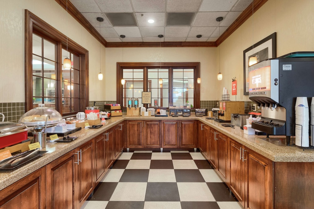 Hampton Inn Louisville Northeast - photo 30