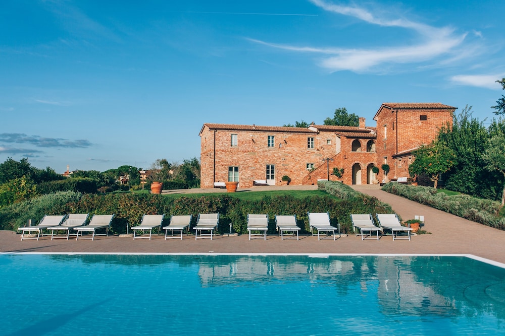 Casale Cardini — 4-Star Luxury Hotel in Foiano Della Chiana, Italy