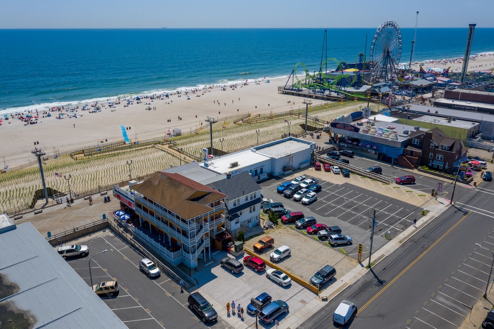 Boardwalk Hotel Charlee & Beach House Rentals - photo 64