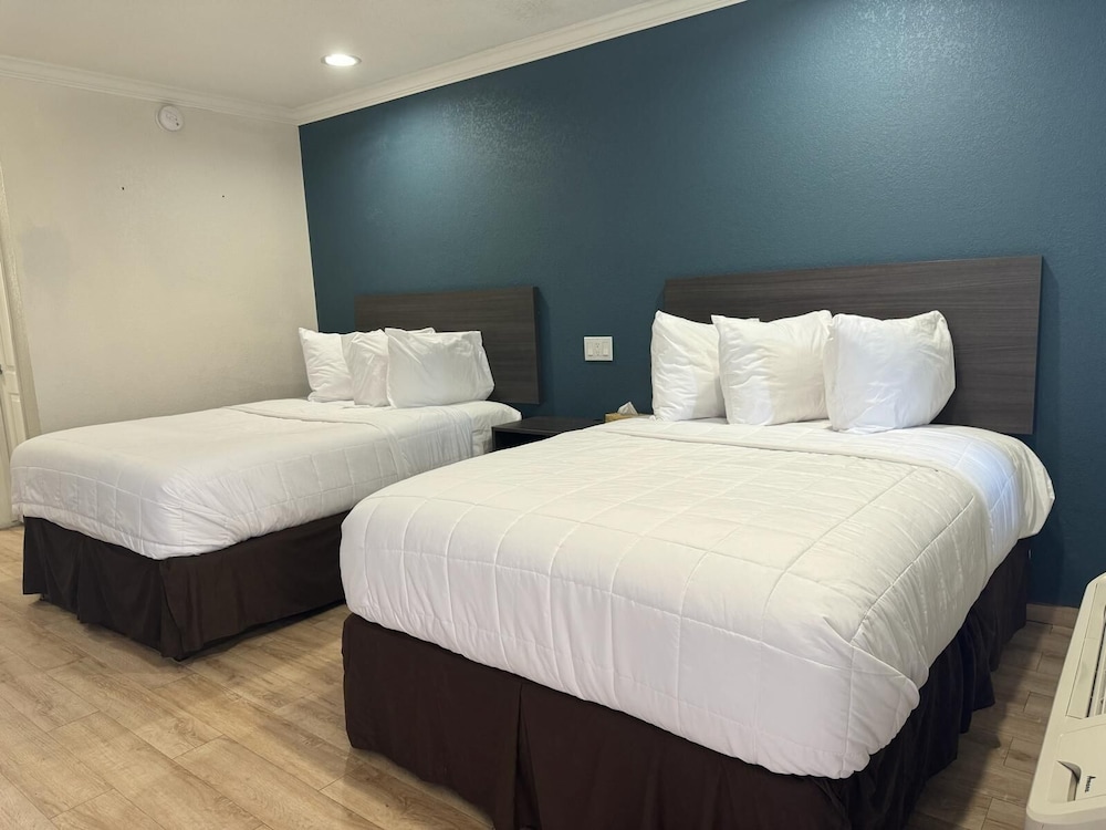 Baymont by Wyndham Bakersfield - photo 8
