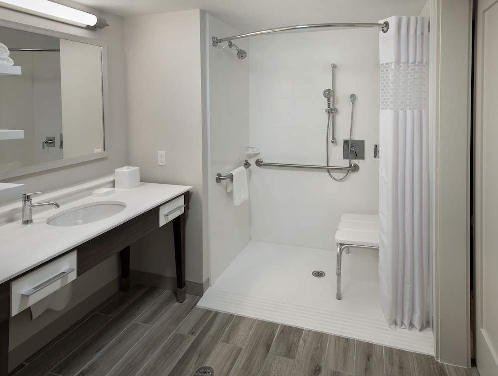 Hampton Inn Boston Logan Airport - photo 13
