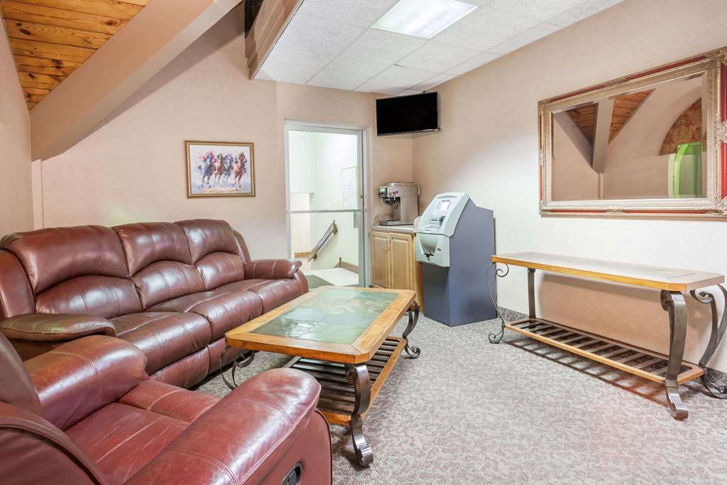 Days Inn & Suites by Wyndham Lexington - photo 2