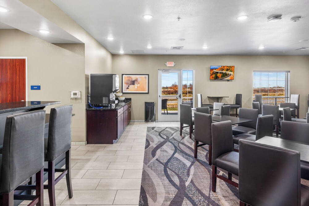 Cobblestone Hotel & Suites Denmark Green Bay - photo 10