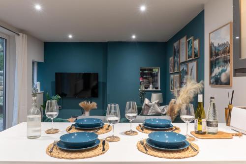Spring Mount Huge Luxury Full Apartment Harrogate Centre Two extremely comfy Kingsize Bedrooms Fully equipped Modern Kitchen Cosy living room with Huge TV