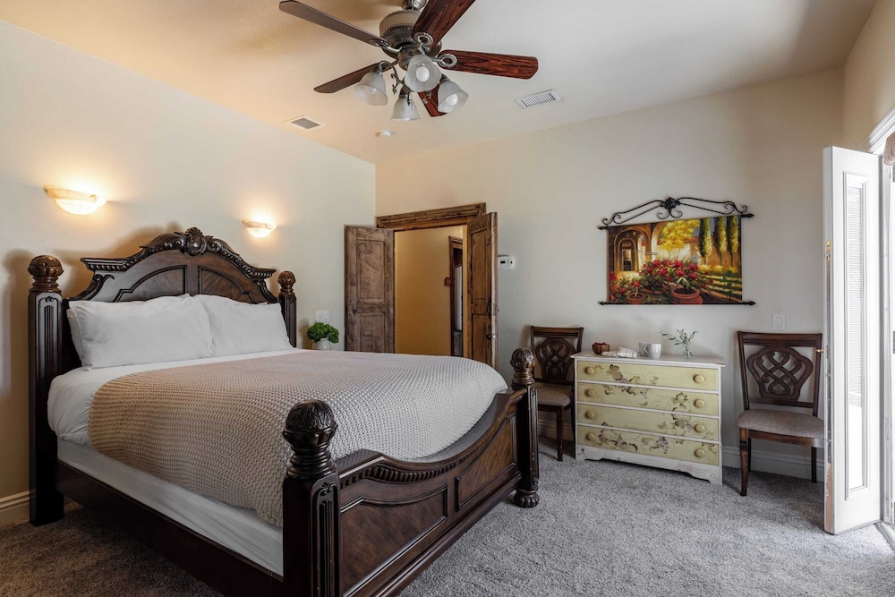 Sleeps 20 Vineyard Estate w Resort Pool Spa Game Room Wilson Creek Manor by AvantStay - photo 35