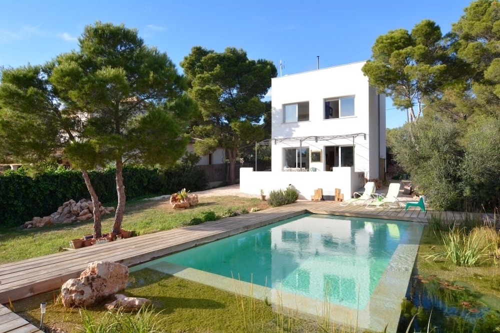 Unique Modern Villa with very pool — 4-Star Luxury Hotel in Llucmajor, Spain
