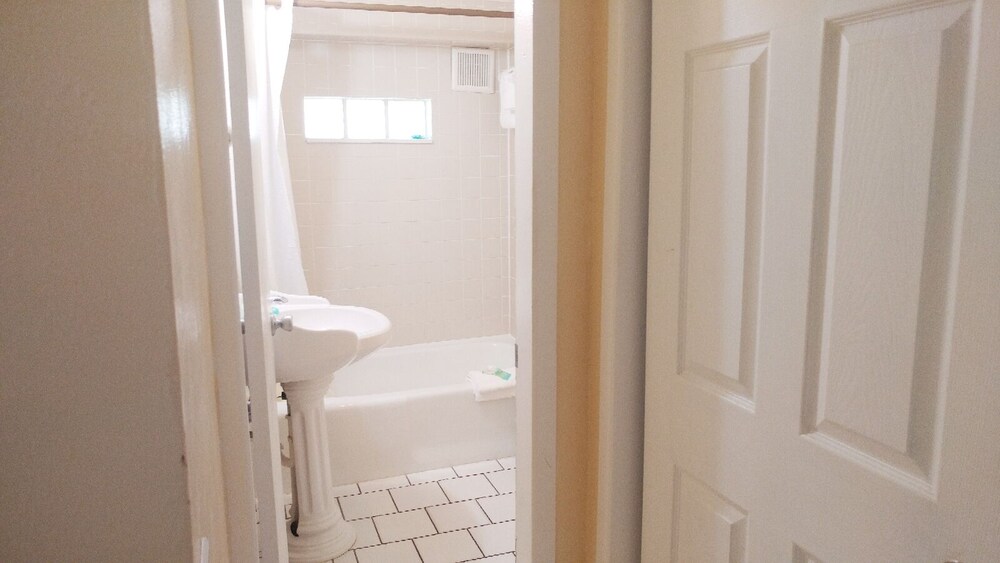 Flamingo Inn Bayside Suites - photo 46