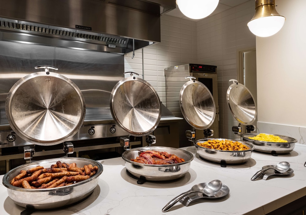 Embassy Suites by Hilton Atlanta Buckhead - photo 36