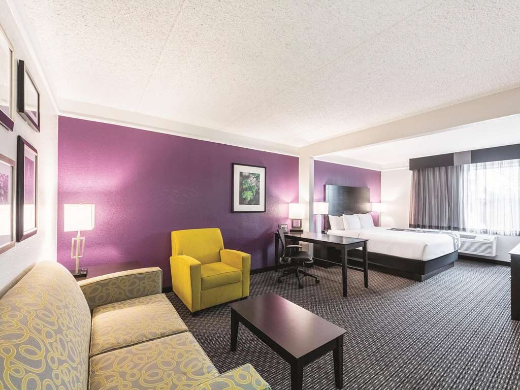 La Quinta Inn & Suites by Wyndham San Antonio Downtown - photo 23