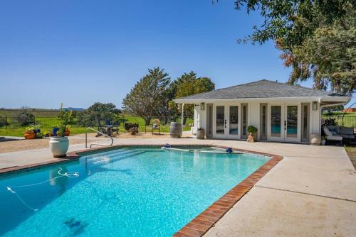 Paso Wine Country Hilltop Casita Pool by Wineries — hotel in Templeton
