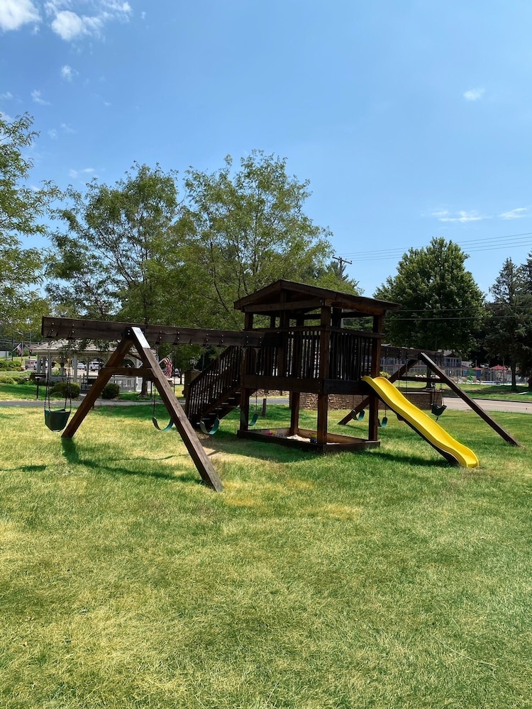 Amber's Inn & Suites - photo 44