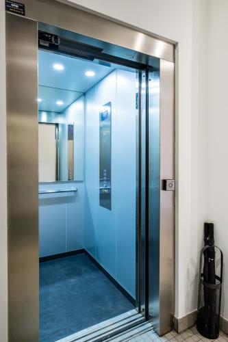 Quality Apartment with Homely Decor — 4-Star Luxury Hotel in Valencia, Spain