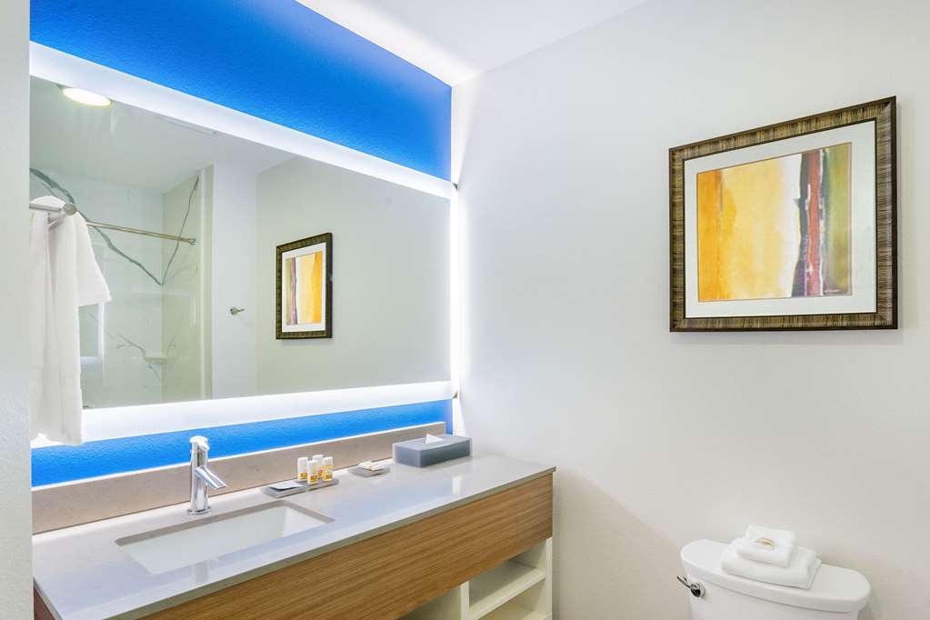 La Quinta Inn & Suites by Wyndham Katy - photo 28