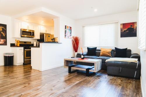 Chic Cozy One Bedroom Close to Downtown LA With Gated Parking — 4-Star Luxury Hotel in Los Angeles, United States