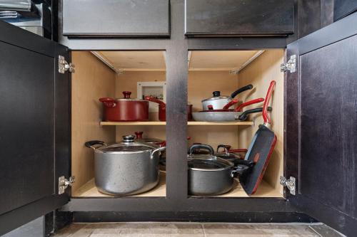 Near IAH Houston Home Yard BBQ Games Wi Fi Pets — 4-Star Luxury Hotel in Houston, United States