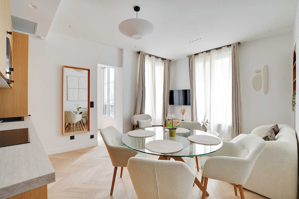 Appartement Moderne 3br 6p Montorgueil — 4-Star Luxury Hotel in Paris, France