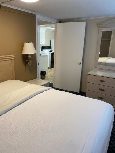 The Admiral Hotel Motel - photo 100