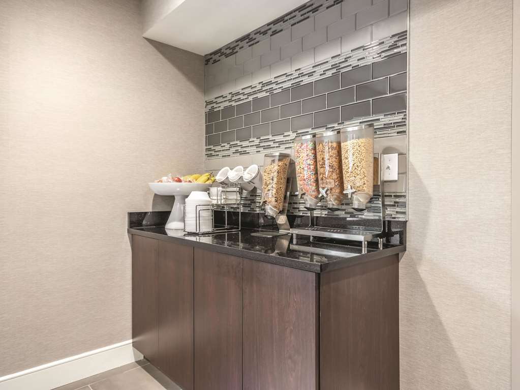La Quinta Inn & Suites by Wyndham Hartford Bradley Airport - photo 40