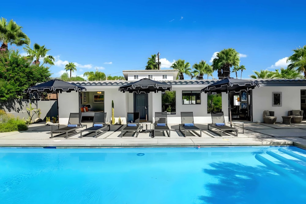 Modern Oasis w Pool Patio Lounge Mountain Views Palo Verde by AvantStay - photo 2