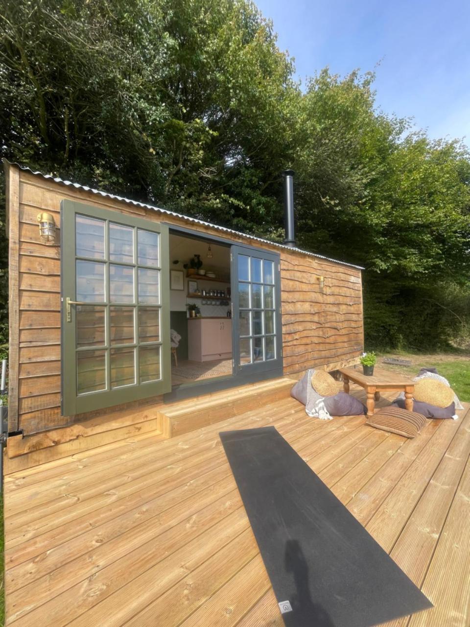 Shepherds Hut Farm Stay The Nest in Battle, United Kingdom