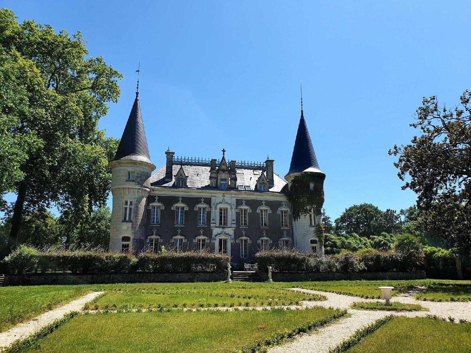 Château Belle Epoque Chambres d'hôtes — 4-Star Luxury Hotel in Linxe, France