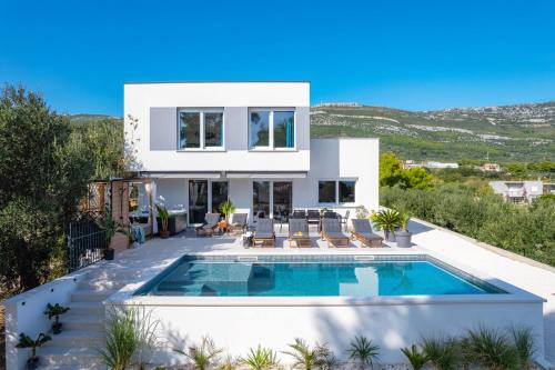 Villa Lea with 4 bedrooms 40sqm pool Hot Tub 2km from beach — 4-Star Luxury Hotel in Kastel Novi, Croatia