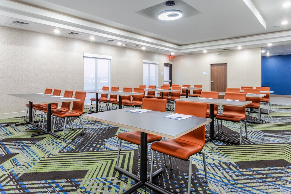 Holiday Inn Express & Suites Kearney by IHG - photo 40