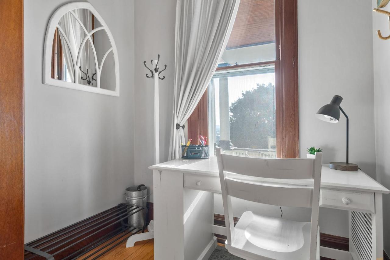 Dubuque's Front Porch Historic Charmer Walk Downtown — hotel in Dubuque