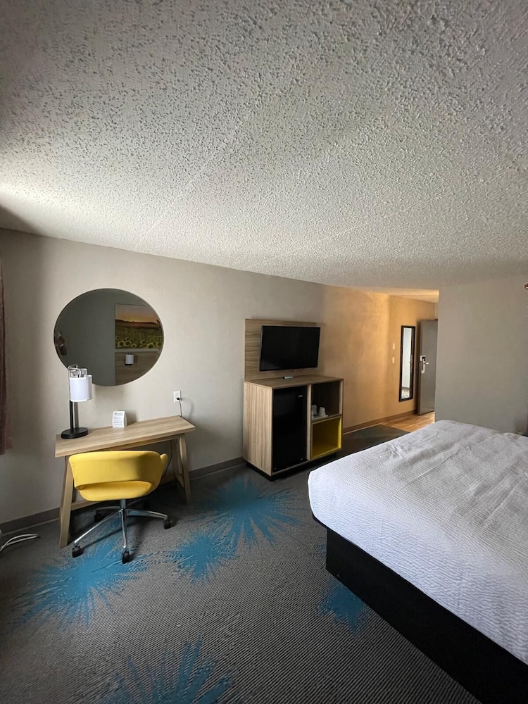 Days Inn by Wyndham Mandan Bismarck Area - photo 7