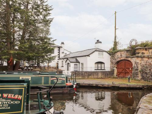 Scotch Hall Cottage — 4-Star Luxury Hotel in Llangollen, United Kingdom