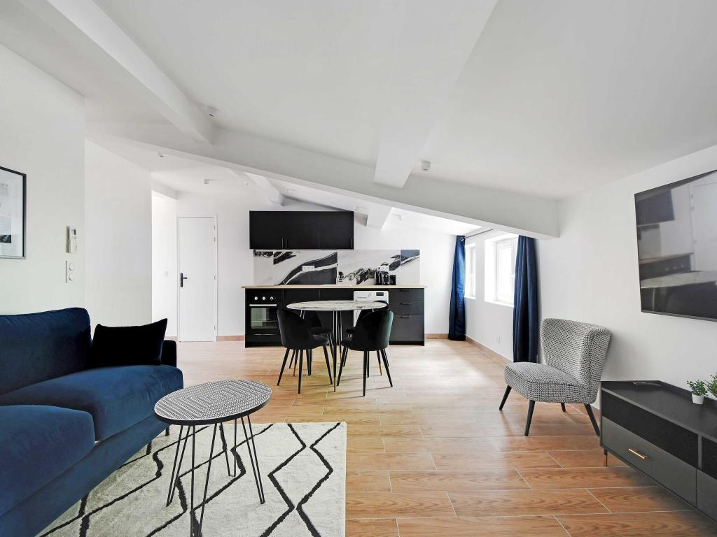 Refreshing 2bd 6p Apartment 18th ard — 4-Star Luxury Hotel in Paris, France
