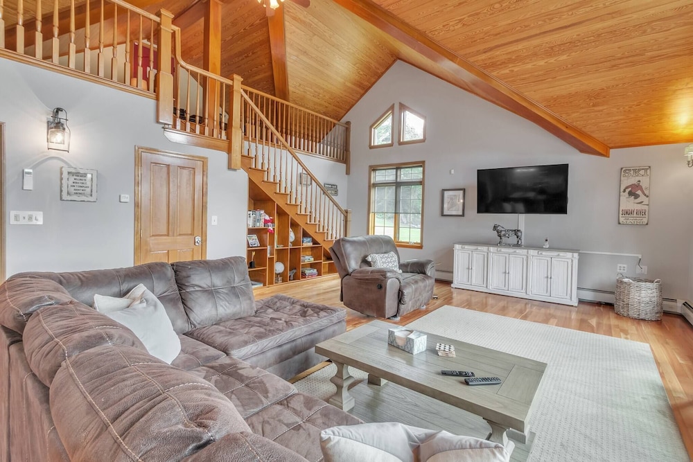 Mountain Retreat With River Views Near Sunday River and Year round Adventure — hotel in Rumford