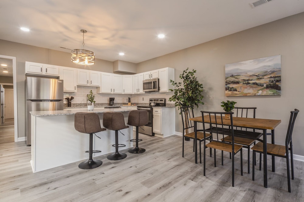 Newly renovated 4BR CozySuites - photo 19