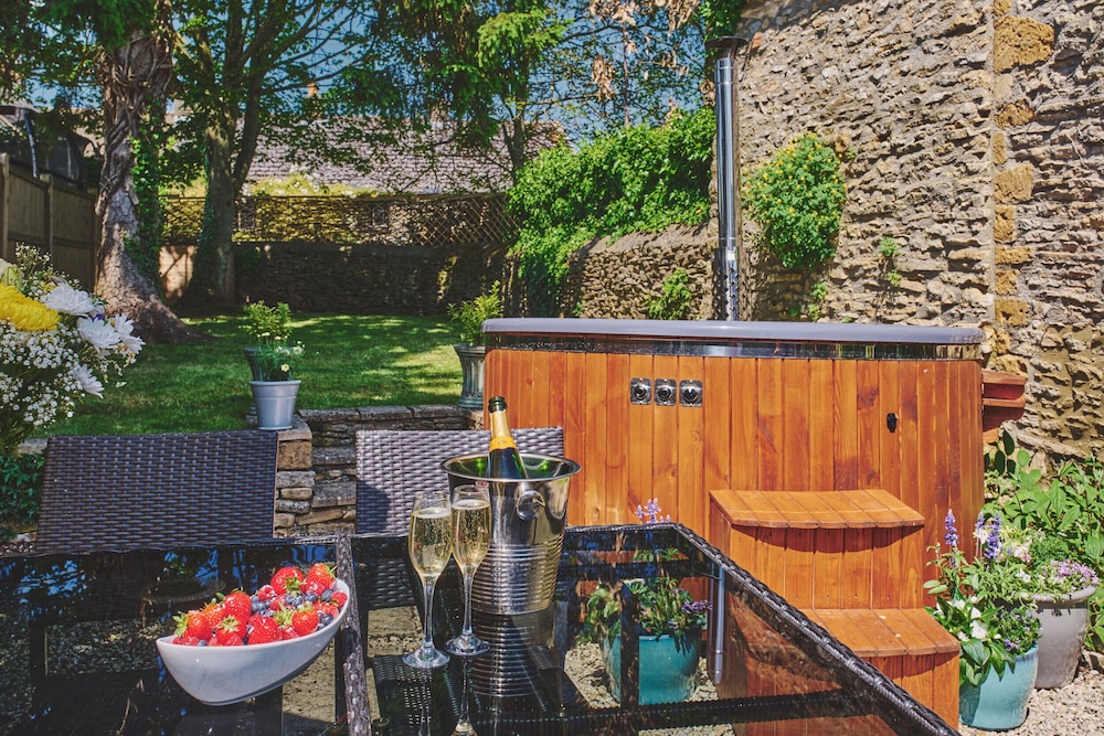 Coniston House — 4-Star Luxury Hotel in Stow On The Wold, United Kingdom