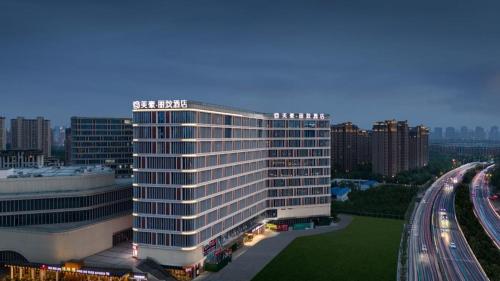Mehood Lestie Zhengzhou East Railway Station Beilong Lake Flagship — 4-Star Luxury Hotel in Zhengzhou, People's Republic of China