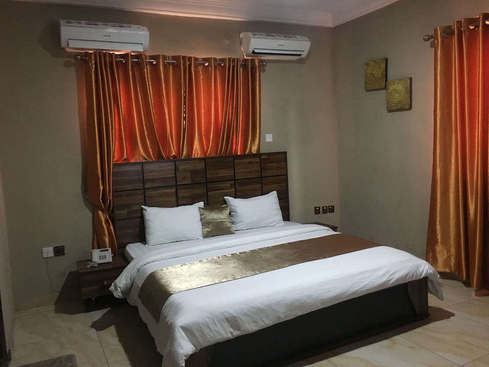Momak 4 Hotel & Suites — hotel near Ibadan Airport