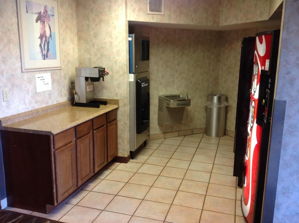 Plano Inn & Suites - photo 19