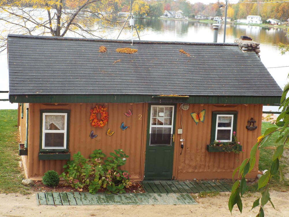Crooked Lake Resort Cabin 4 — hotel in Rocky Top