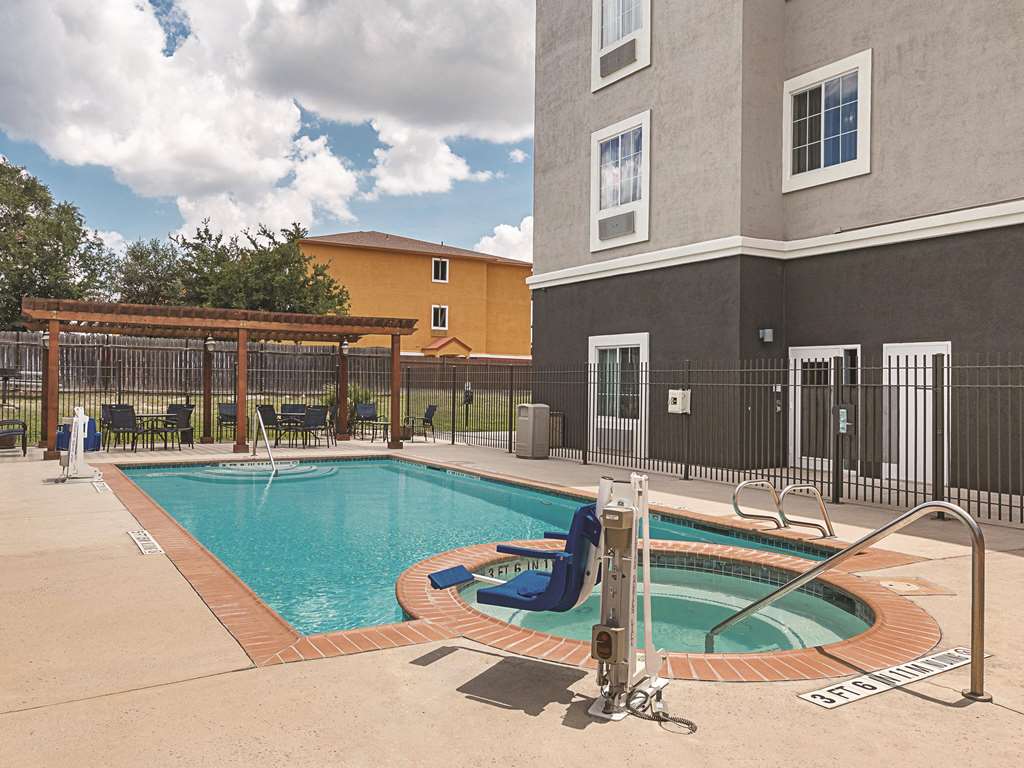 La Quinta Inn & Suites by Wyndham San Antonio Northwest - photo 11