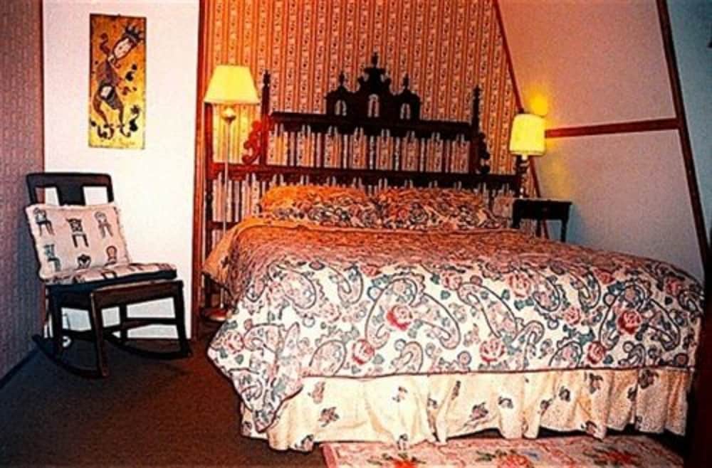 Whistler's Inn Bed & Breakfast - photo 9