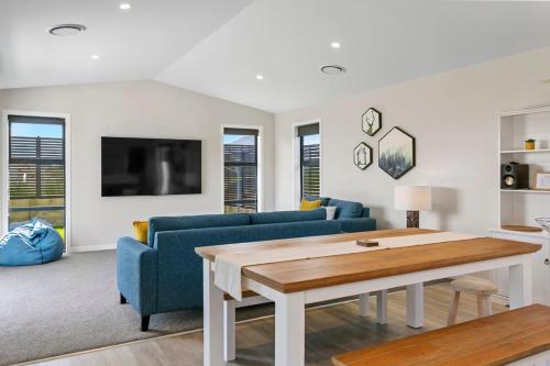Wharewaka Escape Modern 3BR Family Home Near Lake and Shops — 4-Star Luxury Hotel in Taupo, New Zealand