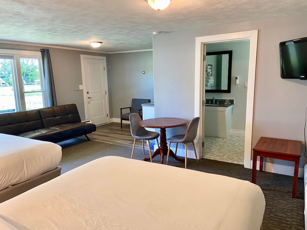 Elk Rapids Lakeshore Inn - photo 18