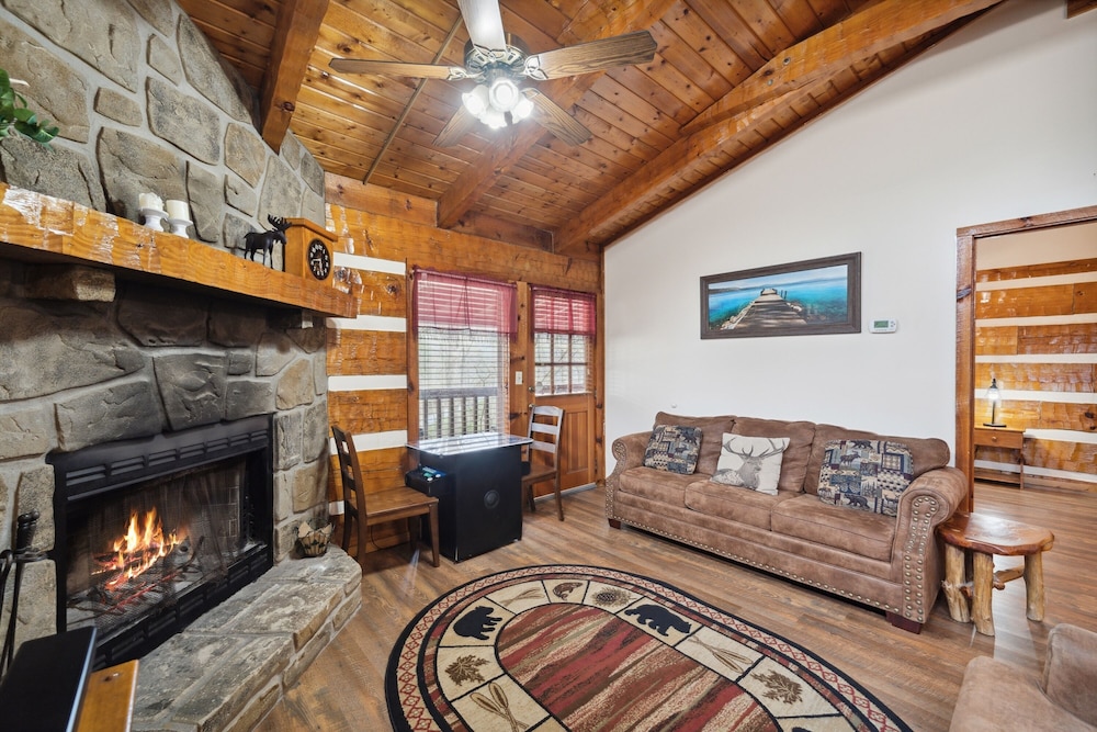 A Lover's Paradise 1 Bedroom Cabin Heavenly Views Resort - photo 8